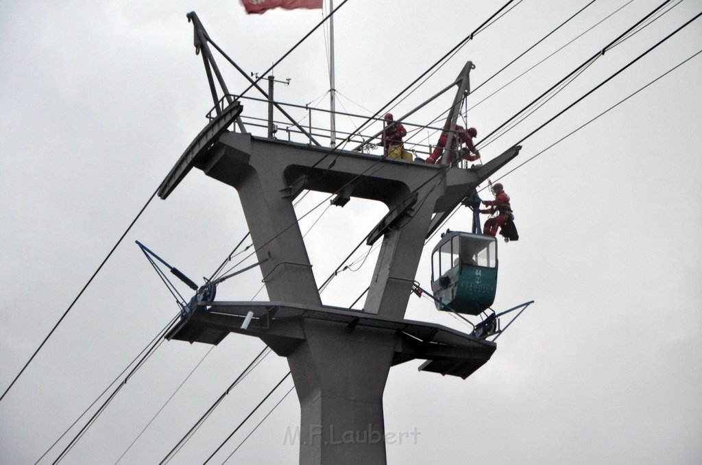 Einsatz BF Hoehenretter Koelner Seilbahn Hoehe Zoobruecke P2120.JPG